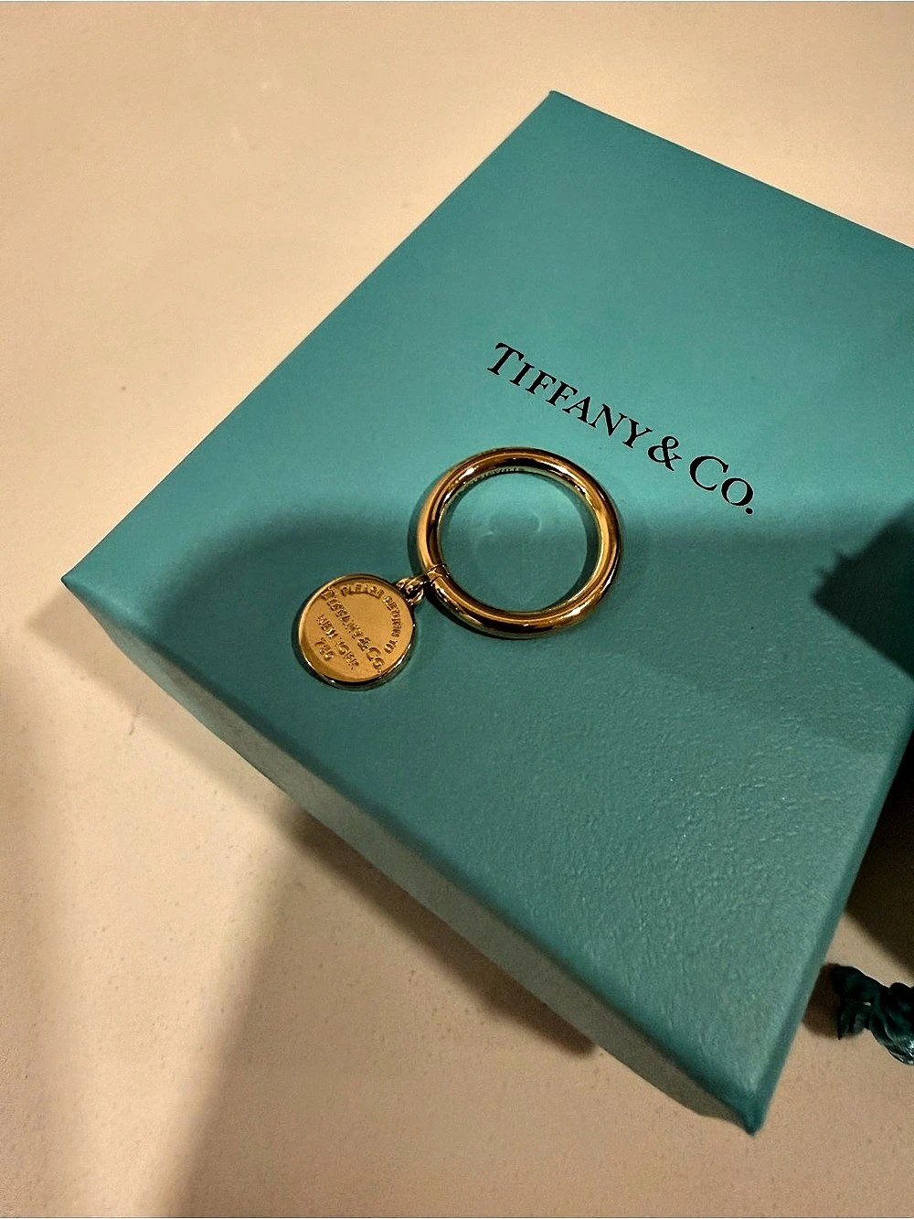 Tiffany & Co Return to Tiffany®️ round tag ring in 18k gold. Ring size 5